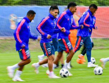 La Selección Colombia realizó su primer entrenamiento abierto al público en el estadio Sviyaga en Rusia, preparando el debut mundialista del 19 de junio ante Japón en Saransk. James y Barrios, los ausentes.