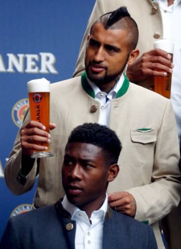 Arturo Vidal, durante una sesión de fotos en un acto promocional del Bayern Munich.