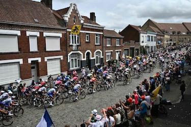 El pelotón a su paso por Cassel.