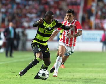 Cuero no estuvo en el equipo la temporada pasada, pero su carta todavía pertenece al club. Con cero intenciones de mantenerlo en la plantilla, Santos lo envió a los rojinegros, donde podría tener más oportunidades.