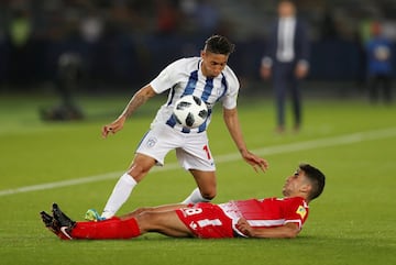 Soccer Football - FIFA Club World Cup - CF Pachuca vs Wydad AC - Zayed Sports City Stadium, Abu Dhabi, United Arab Emirates - December 9, 2017 Pachuca's Jonathan Urretaviscaya in action with Wydad’s Walid El Karti REUTERS/Matthew Childs