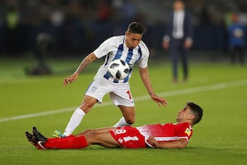 Soccer Football - FIFA Club World Cup - CF Pachuca vs Wydad AC - Zayed Sports City Stadium, Abu Dhabi, United Arab Emirates - December 9, 2017   Pachuca's Jonathan Urretaviscaya in action with Wydad’s Walid El Karti    REUTERS/Matthew Childs