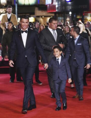 Cristiano Ronaldo, posa junto a su hijo.