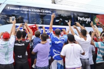 Los aficionados saludan al paso del autocar de la delegación lusa tras su llegada. 