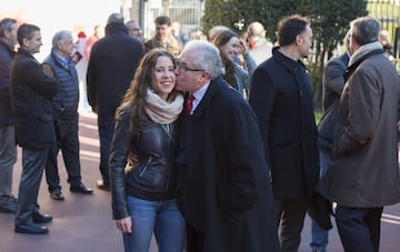 Alberto Uribe-Echevarría besa a su hija. 