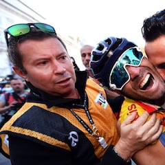 El abrazo con Escámez, el masajista que fue su rival