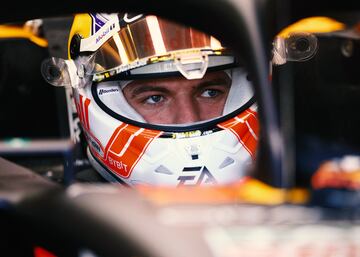 Concentraci¨®n de Max Verstappen durante la sesi¨®n de clasifiaci¨®n al esprint del GP de Azerbaiy¨¢n.