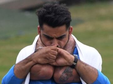 Curiosa imagen de Virat Kohli, capitán del equipo de críquet de India, estirando junto a un compañero durante la sesión de entrenamiento, preparatorio para el partido ante Inglaterra que se disputa el próximo jueves.