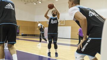 Sergio Llull lanza a canasta durante un entrenamiento.