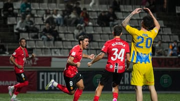 L´Hospitalet de Llobregat (Barcelona), 29/10/2025.- El delantero del Mallorca, Abdón Prats, celebra el primer gol del equipo balear durante el encuentro correspondiente a la primera ronda de la Copa del Rey que disputan hoy miércoles frente al Atlétic Sant Just en el estadio Municipal de L´Hospitalet. EFE / Alejandro García.