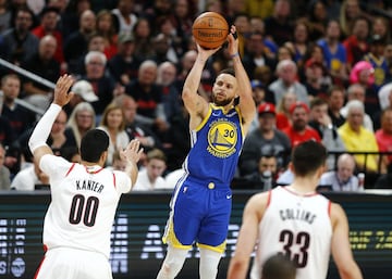 Ni siquiera hay debate con Curry, que ya es por unanimidad el mejor tirador de la historia de la NBA. MVP en 2015, repitió en 2016 en una de las temporadas más dominantes de siempre: 30,1 puntos, 5,4 rebotes, 6,7 asistencias, 2,1 robos y unas estadísticas de tiro extraordinarias (50,4%, 45,4% y 90,8%) que le permitieron entrar en el selecto club del 50-40-90. Esa campaña anotó 402 triples, récord absoluto y una estadística que lideró en cinco temporadas consecutivas, con lanzamientos desde todas partes de la pista que han abierto incluso el debate de las canastas de cuatro puntos. Ya establecido como uno de los mejores jugadores de todos los tiempos, la única duda es si alcanzará a Ray Allen en la lista de máximos triplistas de la historia. El escolta, ya retirado, acabó con 2.973, y tras él se sitúa Reggie Miller (2.560). Curry, con 2.495, tiene a tiro al ex de los Pacers y solo las lesiones le han permitido superarle este año. La lógica nos dice que acabará, a buen seguro, liderando la lista.