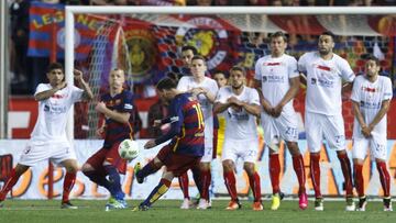 Messi tira una falta durante la &uacute;ltima final Barcelona-Sevilla. 