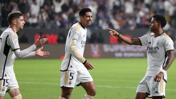 Valverde, Bellingham y Rodrygo celebran el primer gol del Real Madrid, obra de Vinicius, en la final de la Supercopa de España contra el Barcelona.