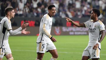 Valverde, Bellingham y Rodrygo celebran el primer gol del Real Madrid, obra de Vinicius, en la final de la Supercopa de España contra el Barcelona.