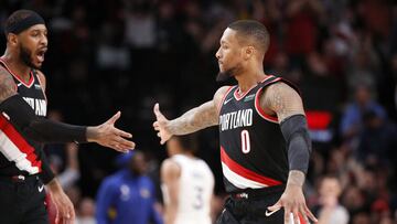 Damian Lillard saluda a Carmelo Anthony durante un partido de la NBA de los Portland Trail Blazers