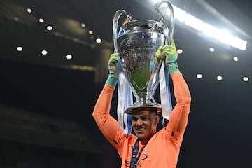 Ederson Moraes con el trofeo de la Champions League.