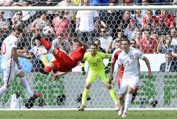 Shaqiri marcó de chilena ante Polonia para empatar el partido.