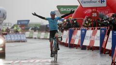 El ciclista del Astana Ion Izagirre celebra su victoria de etapa en la sexta etapa de La Vuelta 2020 con final en Aram&oacute;n Formigal.