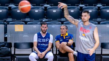 Sergio Scariolo conversa con Rudy con Juancho en primer plano.