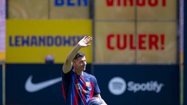 BARCELONA, SPAIN - AUGUST 5: FC Barcelona's Polish forward Robert Lewandowski takes part during his official presentation at the Camp Nou Stadium in Barcelona on August 5, 2022. (Photo by Adria Puig/Anadolu Agency via Getty Images)