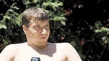 <b>RELAX</b>. Kolinko se relaja con un refresco en su hotel de concentración ayer.