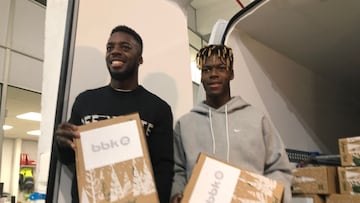 Iñaki y Nico Williams, jugadores del Athletic, en una campaña solidaria del Banco de Alimentos