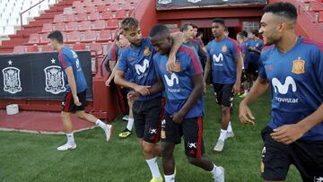 Brais M&eacute;ndez y Pape Cheikh bromean antes del entrenamiento de ayer en Albacete.