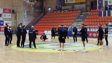 Plantilla y cuerpo t&eacute;cnico del Ja&eacute;n durante un entrenamiento.