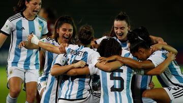 AMDEP4288. ARMENIA (COLOMBIA), 21/07/2022.- Jugadoras de Argentina celebran al final hoy, de un partido del grupo B de la Copa América Femenina entre Venezuela y Argentina en el estadio Centenario en Armenia (Colombia). EFE/Luis Eduardo Noriega A.
