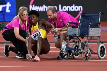 Anneisha Mclaughlin-Whilby de Jamaica se lesionó durante la final femenina de relevos 4x400m en el Campeonato Mundial de Atletismo 2017 en el Estadio de Londres en Londres.
