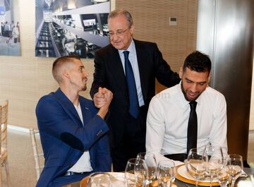 Florentino Pérez shakes hands with Jaycee Carroll.