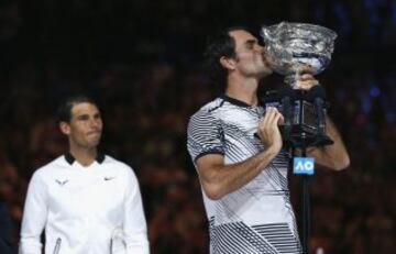 Roger Federer besa el trofeo como ganador del Open de Australia 2017.