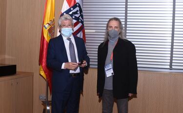 El Atlético cuida y homenajea a sus socios más veteranos