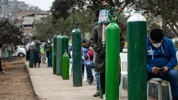Relatives of COVID-19 patients queue to recharge oxygen cylinders in Villa Maria del Triunfo, in the southern outskirts of Lima, on July 29, 2020. (Photo by Ernesto BENAVIDES / AFP)