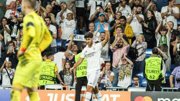 Asensio saluda al Bernabéu tras marcar su gol al Leipzig.