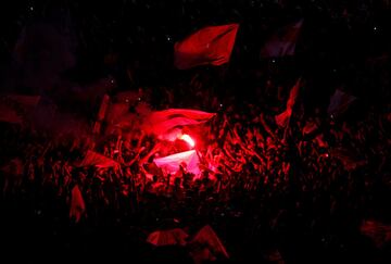 Los aficionados de River celebran el triunfo de su equipo en la Final de la Copa Libertadores ante Boca en la Plaza del Obelisco.