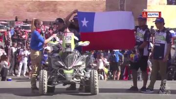 La tranquilidad de Casale en su celebración en el podio del Dakar