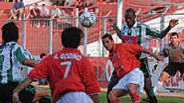 PRESIÓN MURCIANA. El cuadro grana presionó la meta de Jáuregui, que cuajó un buen partido.