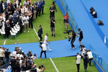 Kylian Mbappé acercándose al escenario para su presentación. 