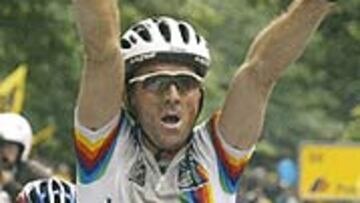 <b>SIGUE SIENDO EL MEJOR. </b>Johan Musseuw domina en su prueba, la Copa del Mundo.