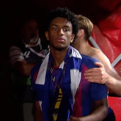 La amenaza de un ultra del Rayo a Balde tras intentar regalar una camiseta a un niño de la grada