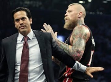 Erik Spoelstra con Chris Andersen.