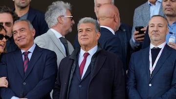 BARCELONA (ESPAÑA), 30/11/2024.- El presidente del FC Barcelona, Joan Laporta (c) y el presidente de Las Palmas, Miguel Ángel Ramírez (d) antes del comienzo de su partido de LaLiga contra Las Palmas en el Estadio Olímpico Lluís Companys en Barcelona este sábado. EFE/ Alberto Estevez