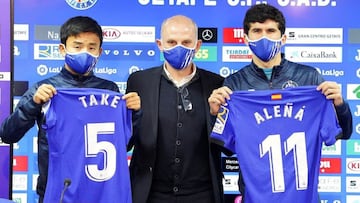 GRAF3027. GETAFE, 18/01/2021.- El centrocampista espa&ntilde;ol Carlos Ale&ntilde;&aacute; (d) y el japon&eacute;s Take Kubo (i) posan junto al director deportivo del Getafe, Angel Mart&iacute;n, durante su presentaci&oacute;n oficial como jugadores del G