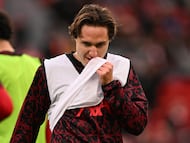 Liverpool's Italian striker #14 Federico Chiesa warm up ahead of the English Premier League football match between Liverpool and Wolverhampton Wanderers at Anfield in Liverpool, north west England on December 27, 2025. (Photo by Oli SCARFF / AFP) / RESTRICTED TO EDITORIAL USE. No use with unauthorized audio, video, data, fixture lists, club/league logos or 'live' services. Online in-match use limited to 120 images. An additional 40 images may be used in extra time. No video emulation. Social media in-match use limited to 120 images. An additional 40 images may be used in extra time. No use in betting publications, games or single club/league/player publications. /