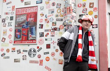 Un aficionado del Union Berlin, antes del partido contra el Gladbach.