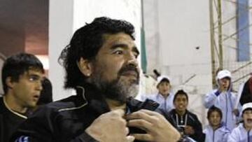 <b>CRÍTICO. </b>Maradona, en un acto con la selección argentina.