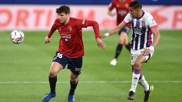 PAMPLONA, SPAIN - MARCH 13: Jonathan Calleri of CA Osasuna is challenged by Jawad El Yamiq of Real Valladolid during the La Liga Santander match between C.A. Osasuna and Real Valladolid CF at Estadio El Sadar on March 13, 2021 in Pamplona, Spain. Sporting