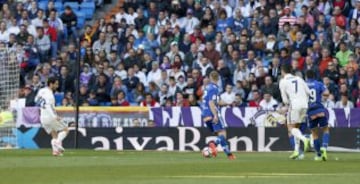 Isco marca el 2-0 tras el pase de Cristiano Ronaldo.