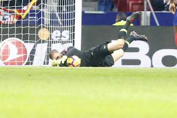 El gol del cojo de Godín hubiera valido sólo un punto si con 0-1 Oblak no le saca esta pelota de gol a Williams. Abajo, con la mano derecha.
